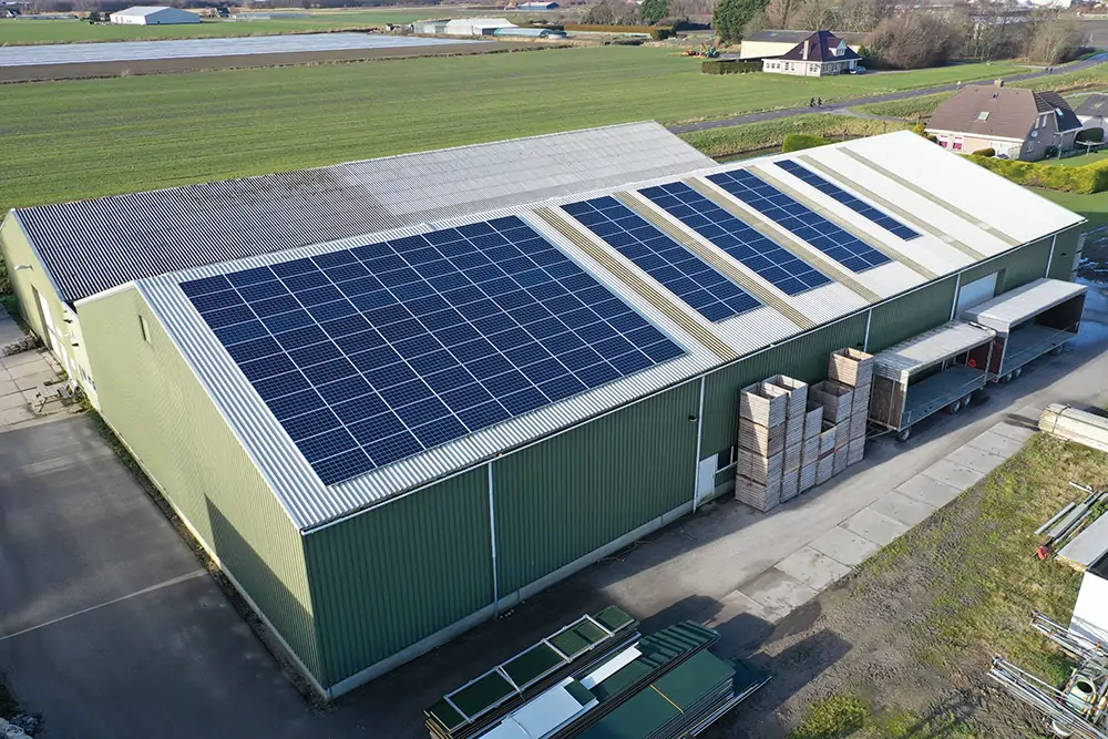 grand batiment agricole avec panneaux solaire -vue aérienne